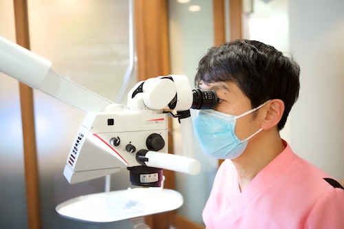 歯を残すために全力を尽くす歯科医師